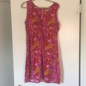 Sleeveless dress with V-neck.